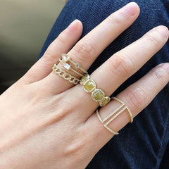 Curb chain ring in yellow gold on hand